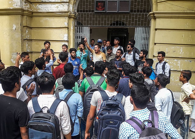 বেশ কয়েকটি সংগঠনের শিক্ষার্থীরা আল্টিমেটাম দেন, আগামীকাল সোমবারের মধ্যে হিউম্যান হলার স্ট্যান্ডটি সরিয়ে ফেলতে হবে