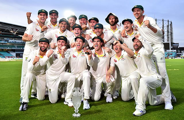 ম্যাচ হেরেও অ্যাশেজ ধরে রাখার উল্লাসে অস্ট্রেলিয়ান খেলোয়াড়েরা। ছবি: এএফপি