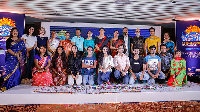 উৎসবের আয়োজক ও নৃত্যশিল্পীরা। ছবি: সাবিনা ইয়াসমিন