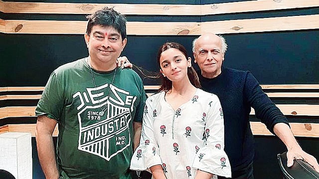 জিৎ গাঙ্গুলি, আলিয়া ভাট ও মহেশ ভাট। ছবি: ইনস্টাগ্রাম থেকে নেওয়া