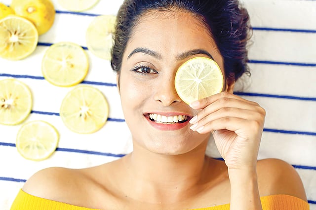 লেবুর গুণের শেষ নেই। মডেল: সায়রা, কৃতজ্ঞতা: হার্বস আয়ুর্বেদিক ক্লিনিক, ছবি: সুমন ইউসুফ