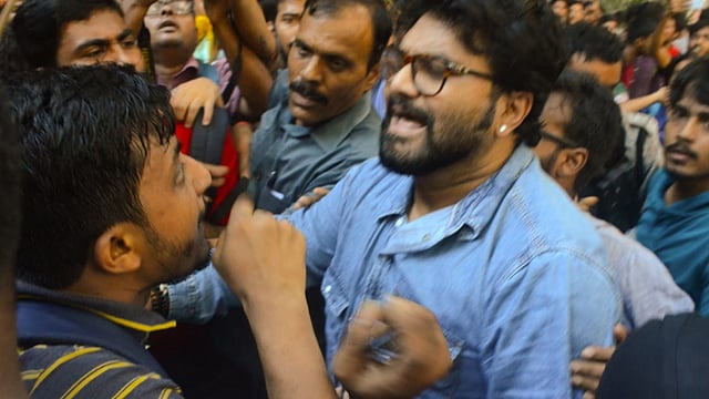 বিক্ষোভকারীরা বাবুল সুপ্রিয়কে কালো পতাকা দেখিয়ে স্লোগান দেয় ‘গো ব্যাক বাবুল সুপ্রিয়’। ছবি: ভাস্কর মুখার্জি