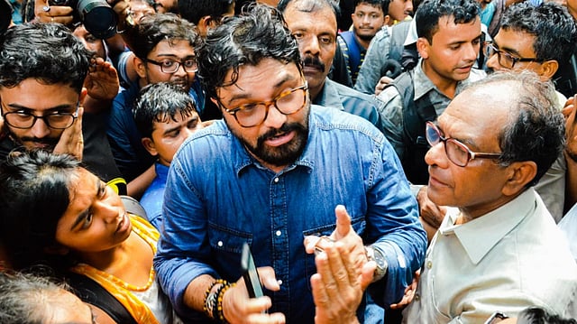 যাদবপুর বিশ্ববিদ্যালয়ের একটি উৎসবে যোগ দিতে গেলে শিক্ষার্থীরা কেন্দ্রীয় প্রতিমন্ত্রী বাবুল সুপ্রিয়কে অবরুদ্ধ করে রাখে। ছবি: ভাস্কর মুখার্জি