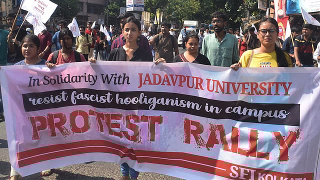 এসএফআই’ এর প্রতিবাদ মিছিল। যাদবপুর বিশ্ববিদ্যালয়, কলকাতা, ২০ সেপ্টেম্বর। ছবি: ভাস্কর মুখার্জি