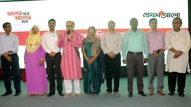‘পাঠকের মুখোমুখি প্রথম আলো’ শীর্ষক সুধী সমাবেশের মঞ্চে বিশিষ্টজনেরা। ২১ সেপ্টেম্বর, বগুড়া। ছবি: সোয়েল রানা