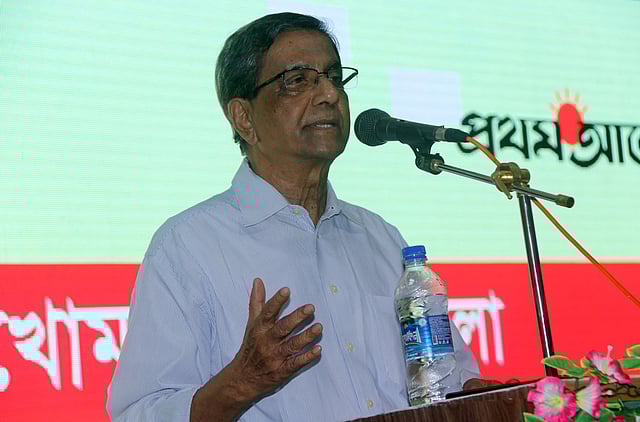 ‘পাঠকের মুখোমুখি প্রথম আলো’ শীর্ষক সুধী সমাবেশে বক্তব্য দেন প্রথম আলোর সম্পাদক মতিউর রহমান। ২১ সেপ্টেম্বর, বগুড়া। ছবি: সোয়েল রানা