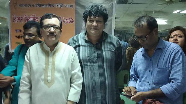 বাংলাদেশ রবীন্দ্রসংগীত শিল্পী সংস্থার নতুন কার্যনির্বাহী পরিষদ গঠনের পর অন্যদের মাঝে সভাপতি তপন মাহমুদ ও সাধারণ সম্পাদক পীযূষ বড়ুয়া। ছবি: ফেসবুক থেকে নেওয়া