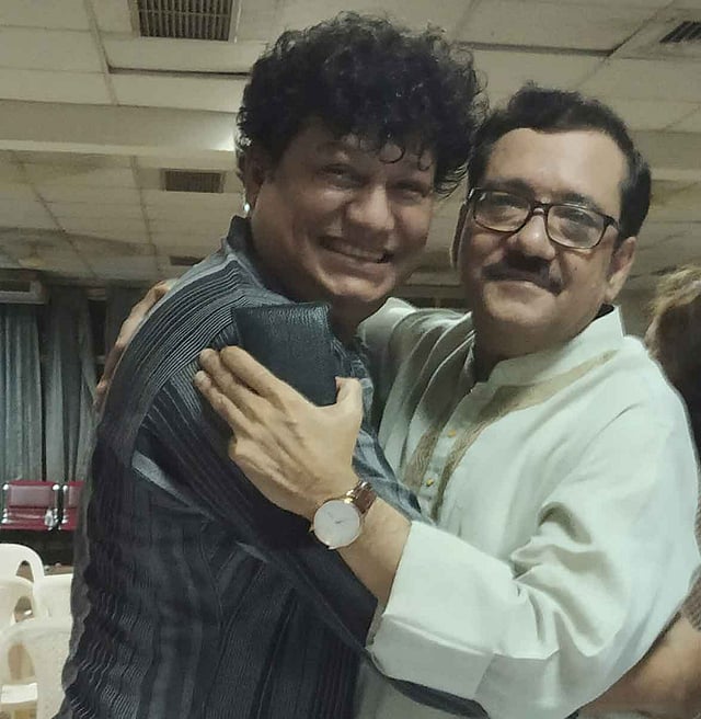 বাংলাদেশ রবীন্দ্রসংগীত শিল্পী সংস্থার সাধারণ সম্পাদক পীযূষ বড়ুয়া ও সভাপতি তপন মাহমুদ। ছবি: ফেসবুক থেকে নেওয়া