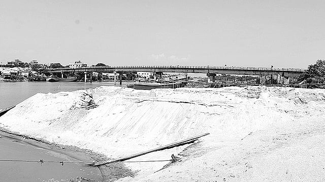 ব্রাহ্মণবাড়িয়ার সরাইল-অরুয়াইল সড়কের তিতাস সেতুর ১০০ মিটারের মধ্যে পাকশিমুল এলাকায় তিতাস নদে বালুর স্তূপ। গত শুক্রবার বিকেলে। প্রথম আলো