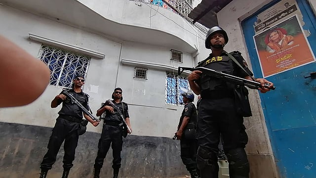 বাড়ি ঘিরে র্যাবের অভিযান। এই অভিযান থেকে ১ কোটি ৫ লাখ টাকা ও ৭২০ ভরি স্বর্ণালংকার উদ্ধার হয়েছে বলে জানিয়েছে র্যাব। ছবি: সাজিদ হোসেন