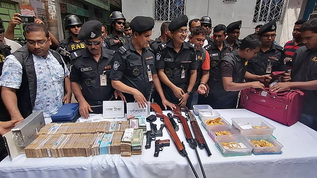 অভিযানে ১ কোটি ৫ লাখ অবৈধ টাকা ও ৭২০ ভরি স্বর্ণালংকার উদ্ধার করা হয়েছে। ছবি: সাজিদ হোসেন