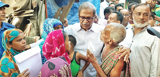 শাহরাস্তির মনোহর আলীর ঝুপড়িতে সাংসদ রফিকুল ইসলাম বীর উত্তম। গত রোববার। প্রথম আলো