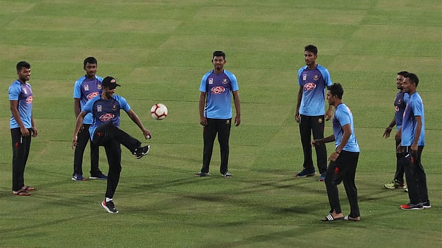 দর্শকেরা মাঠে এসেছিলেন ক্রিকেট খেলা দেখতে। কিন্তু বেরসিক বৃষ্টি তা হতে দেয়নি। সাকিব তাই দলবল নিয়ে ফুটবল খেলা উপহার দিয়েছেন গ্যালারির দর্শকদের। ছবি: শামসুল হক