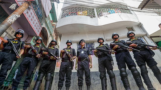 রাজধানীর গেন্ডারিয়া ও সূত্রাপুরে চলা র্যাবের অভিযান। ঢাকা, ২৪ সেপ্টেম্বর। ছবি: প্রথম আলো