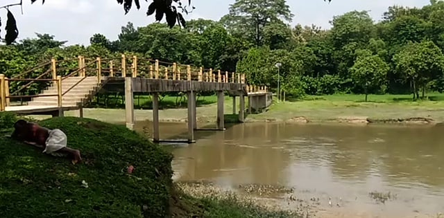 সিংড়া শালবনের সৌন্দর্য বাড়িয়ে দিয়েছে নর্ত নদ। ছবি: লেখক