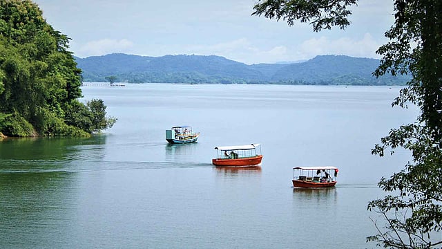 কাপ্তাই হ্রদের মনোরম সৌন্দর্য পর্যটকদের টানে। ছবি: সুপ্রিয় চাকমা