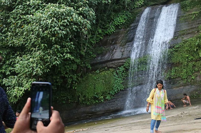 খাগড়াছড়িতে পর্যটকদের প্রধান আকর্ষণ তেরাং তৈইকালাই ঝরনা। ছবি: নীরব চৌধুরী