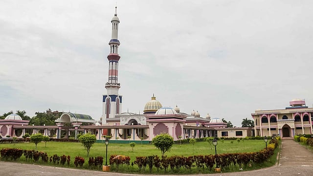 বরিশালের উজিরপুরের গুঠিয়া ইউনিয়নের বায়তুল আমান জামে মসজিদ ও ঈদগাহ কমপ্লেক্স। ছবি: সাইয়ান