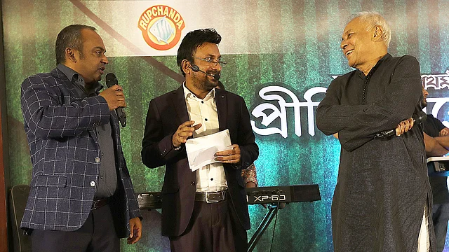 রুপচাঁদা-প্রথম আলো ক্রীড়া পুরস্কারের প্রীতি সমাবেশে নাঈমুর রহমান-গোলাম সরওয়ারের স্মৃতি রোমন্থন, মাঝে উপস্থাপক সাজু খাদেম। ছবি: শামসুল হক