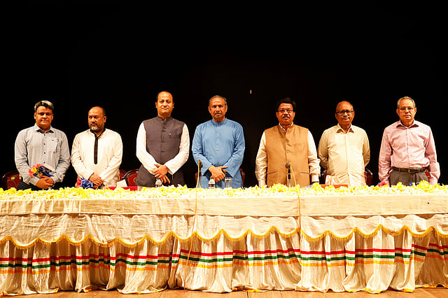 শিল্পকলা একাডেমির জাতীয় নাট্যশালায় ‘পঞ্চসঙ্গী’র প্রিমিয়ারে অতিথিরা। ছবি: প্রথম আলো