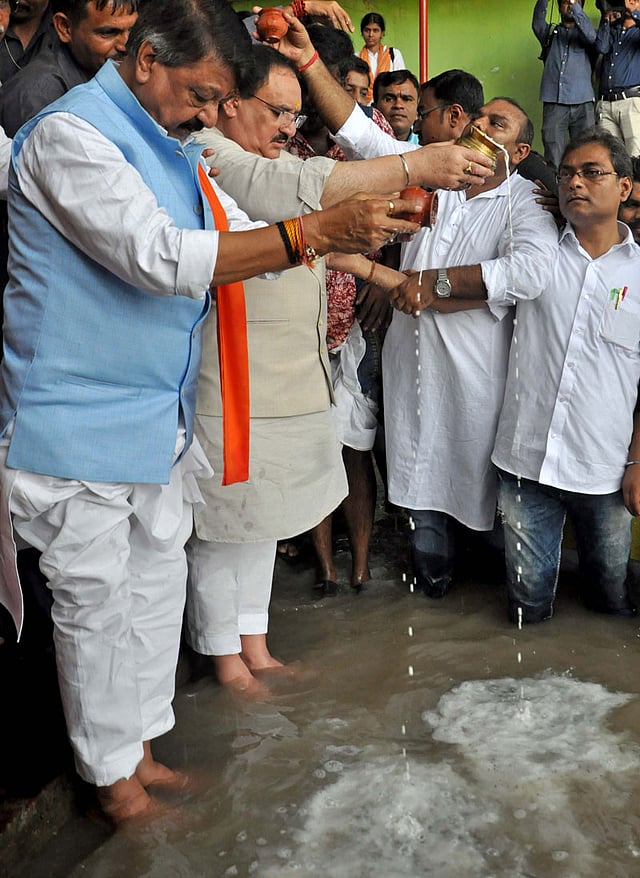 পশ্চিমবঙ্গে মহালয়ার দিনে তর্পণ অনুষ্ঠানে বিজেপির সর্বভারতীয় কার্যকরী সভাপতি জগৎ প্রকাশ (জে পি) নাড্ডা। ছবি: ভাস্কর মুখার্জি