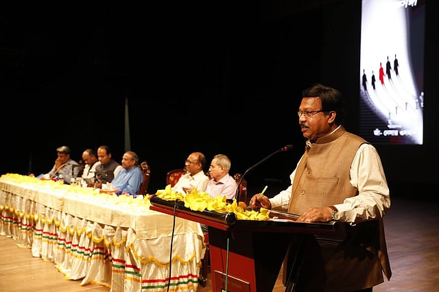 শিল্পকলা একাডেমির জাতীয় নাট্যশালায় ‘পঞ্চসঙ্গী’র প্রিমিয়ারে বক্তৃতা দেন শিল্পকলা একাডেমির মহাপরিচালক লিয়াকত আলী লাকী। ছবি: প্রথম আলো