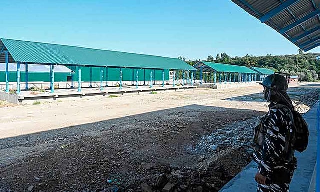 সরকার পরিচালিত ফলের বাজার শূন্য পড়ে রয়েছে, পাহারা দিচ্ছেন এক সেনা। ছবি: এএফপি