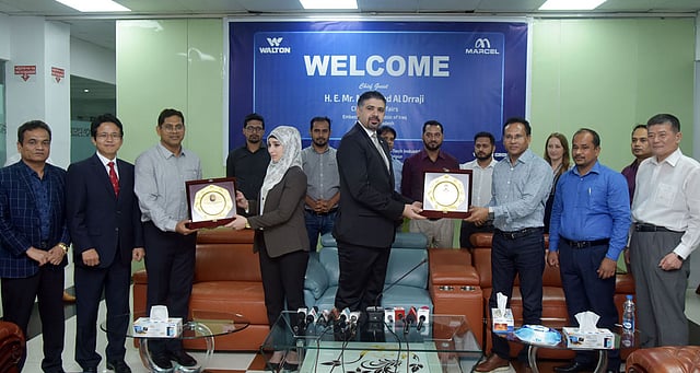 বাংলাদেশে নিযুক্ত ইরাকি দূতাবাসের চার্জেস ডি’অ্যাফেয়ারস মোহানাদ আল দারজিকে বিশেষ সম্মাননা ক্রেস্ট তুলে দিচ্ছেন ওয়ালটন হাই-টেক ইন্ডাস্ট্রিজ লিমিটেডের ব্যবস্থাপনা পরিচালক এস এম আশরাফুল আলম এবং পরিচালক এস এম রেজাউল আলম। ছবি: প্রেস বিজ্ঞপ্তি