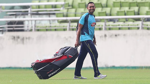 ব্যাটিংয়ের পাশাপাশি বোলিংয়ে ভালো করেছেন মিঠুন। প্রথম আলো ফাইল ছবি