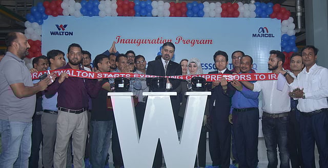 ওয়ালটন কারখানায় ইরাকে কম্প্রেসর রপ্তানি কার্যক্রম উদ্বোধন করছেন বাংলাদেশে নিযুক্ত ইরাকি দূতাবাসের চার্জেস ডি’অ্যাফেয়ারস মোহানাদ আল দারজি। ছবি: প্রেস বিজ্ঞপ্তি