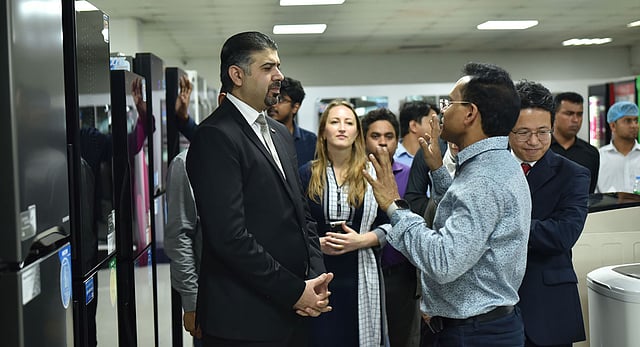 ওয়ালটন কারখানায় প্রোডাক্ট ডিসপ্লে সেন্টার পরিদর্শন করছেন বাংলাদেশে নিযুক্ত ইরাকি দূতাবাসের চার্জেস ডি’অ্যাফেয়ারস মোহানাদ আল দারজিসহ অন্য অতিথিরা। ছবি: প্রেস বিজ্ঞপ্তি