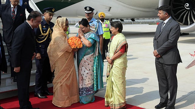 ওয়ার্ল্ড ইকোনমিক ফোরামের ইন্ডিয়া ইকোনমিক সামিটে যোগ দিতে চার দিনের সরকারি সফরে নয়াদিল্লি পৌঁছেছেন প্রধানমন্ত্রী শেখ হাসিনা। ছবি: পিআইডি