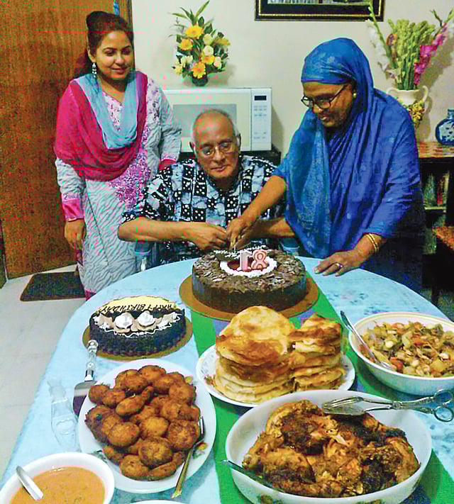 স্ত্রী ও মেয়ের সঙ্গে আনোয়ার হোসেন। ছবি: সংগৃহীত