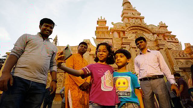 পরিবার-পরিজন নিয়ে মণ্ডপে মণ্ডপে ঘুরতে বের হয়েছেন অনেকেই