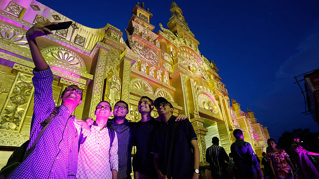বর্ণিল সজ্জায় কলাবাগান পূজামণ্ডপ, বন্ধুরা মিলে ছবি তোলা