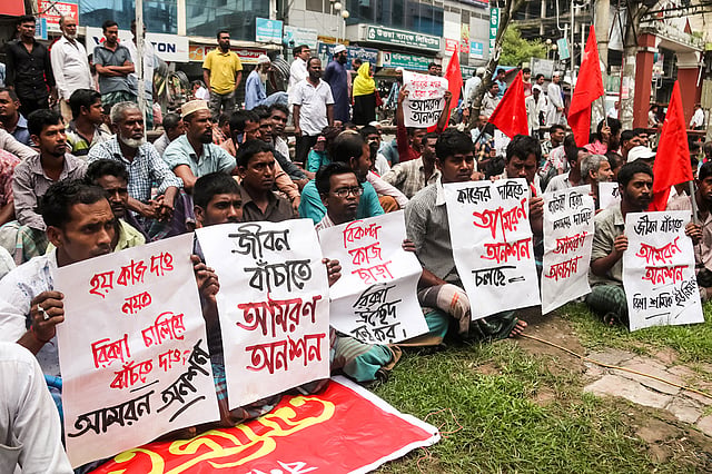 গত বুধবার বরিশাল নগরের অশ্বিনীকুমার হলের সামনে অনশন কর্মসূচি শুরু হয়। ছবি: ফাইল