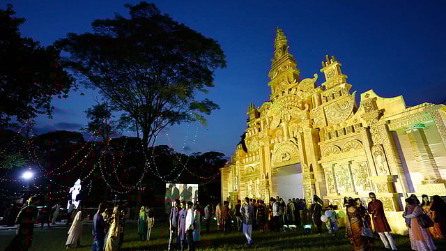 সন্ধ্যা নামতেই আলোকোজ্জ্বল কলাবাগান পূজামণ্ডপ