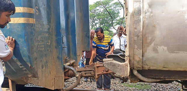 ট্রেনের বগি লাইনচ্যুত হওয়ায় সোয়া তিন ঘণ্টা ওই পথ যোগাযোগ বিচ্ছিন্ন ছিল। ছবি: প্রথম আলো