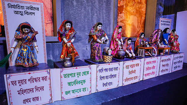 নারী নির্যাতনের প্রতীকী প্রতিবাদ করা হয়েছে