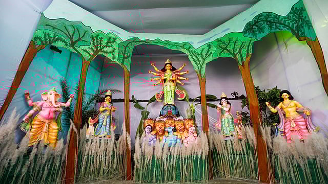 শাঁখারী বাজারের সংঘমিত্র পূজা কমিটির মণ্ডপ