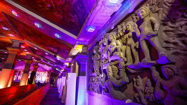 খামারবাড়ির কৃষিবিদ ইনস্টিটিউশন পূজামণ্ডপটি সাজানো হয়েছে ভারতের ইলোরা গুহার আদলে