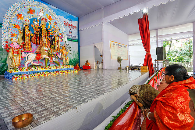 রামকৃষ্ণ মিশন ও মঠের মণ্ডপে পূজারিরা