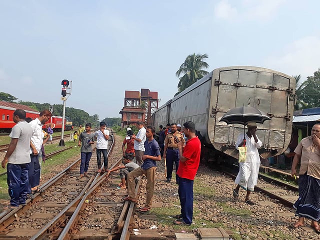 সকাল সোয়া সাতটায় আখাউড়া জংশন স্টেশন এলাকায় এসে ট্রেনটি লাইনচ্যুত হয়। ছবি: প্রথম আলো