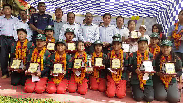 কাবাডি প্রতিযোগিতায় বিজয়ী হওয়ায় ভুবনজয় সরকারি উচ্চবিদ্যালয়ের নারী কাবাডি দলকে দেওয়া হয়েছে গণসংবর্ধনা। জুরাছড়ি, রাঙামাটির, ৫ অক্টোবর। ছবি: সংগৃহীত
