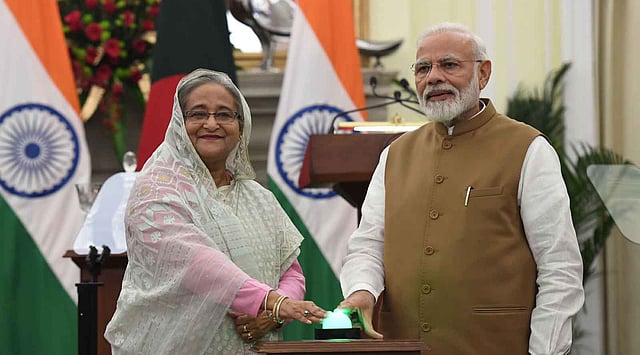 নয়াদিল্লির হায়দরাবাদে বৈঠকের পর শেখ হাসিনা ও নরেন্দ্র মোদি তিনটি প্রকল্প উদ্বোধন করেন। ছবি: এএফপি