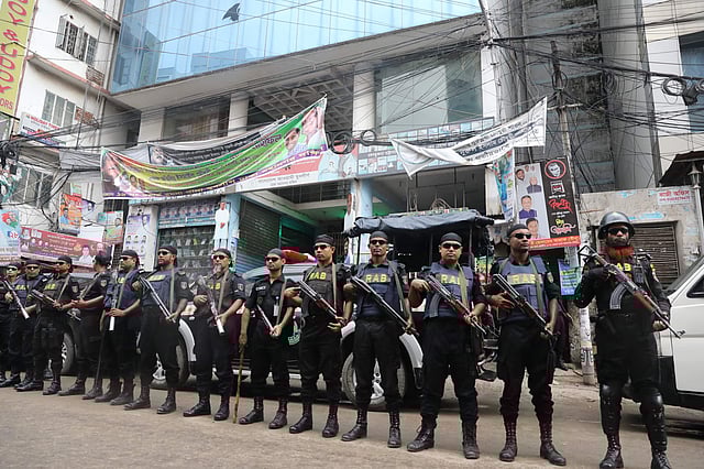 রোববার বেলা সোয়া একটার দিকে সম্রাটকে নিয়ে তাঁর কার্যালয়ে যায় র্যাব। ছবি: সাইফুল ইসলাম