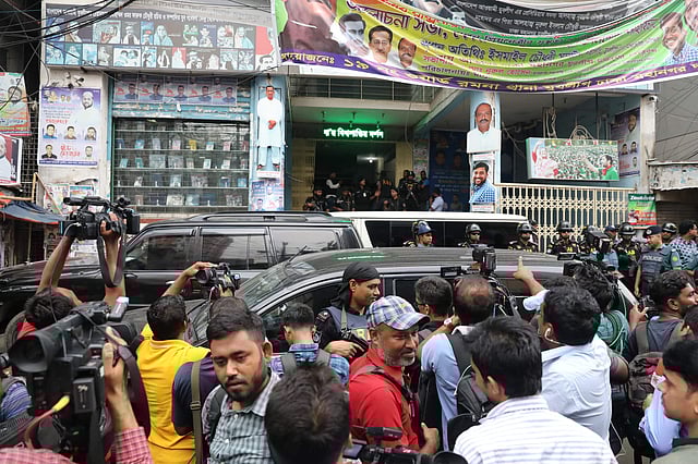 কাকরাইলে সম্রাটের কার্যালয়ে অভিযান চালাচ্ছে র্যাব। ছবি: সাইফুল ইসলাম