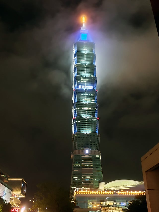 তাইপে ১০১। তাইওয়ানের রাজধানীর চাকচিক্যের প্রধান একটি আকর্ষণ হচ্ছে এই ১০১-তলা উঁচু ভবন। ছবি: প্রথম আলো