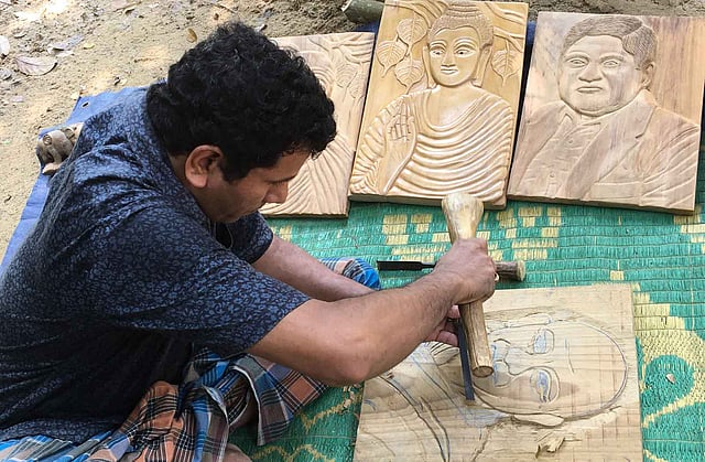 বাঁটালি দিয়ে চলছে খোদাই