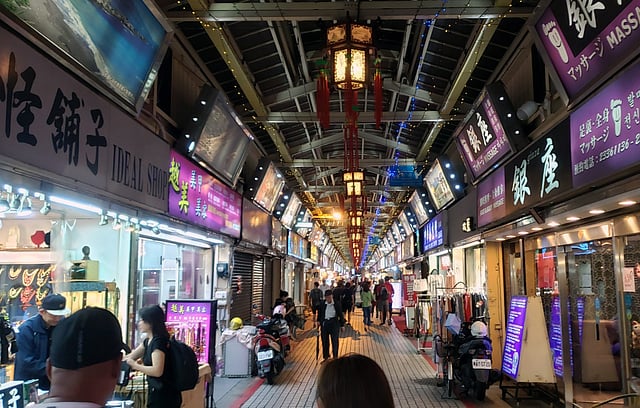 রাজধানী তাইপের পুরোনো শহরের রাতের বাজার। ছবি: প্রথম আলো